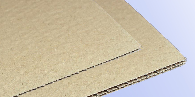 2 Ausschnitte von verschiedenen Wellpappen, oben eine 1-wellige, darunter eine 2-wellige Wellpappe